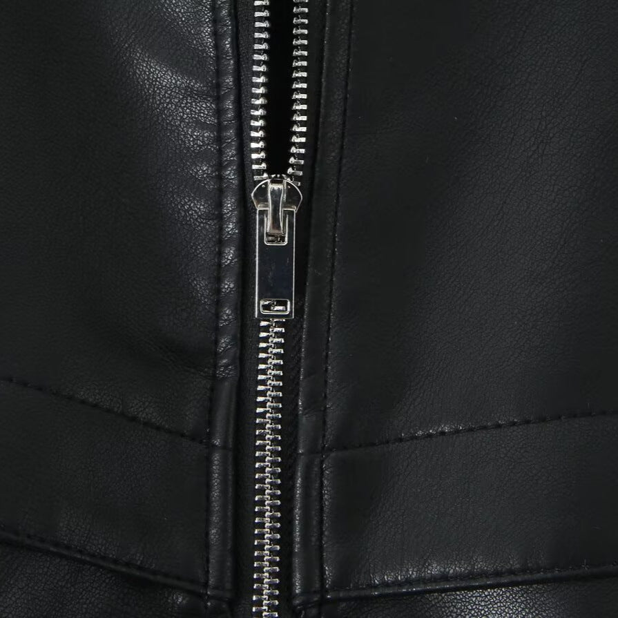 Damen Cropped Jacke im futuristischen Biker-Look aus veganer Lederoptik mit hohem Stehkragen und elastischem Saum Echoarchiv