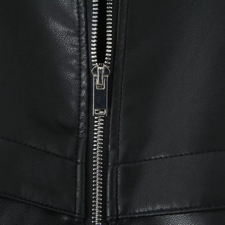 Damen Cropped Jacke im futuristischen Biker-Look aus veganer Lederoptik mit hohem Stehkragen und elastischem Saum Echoarchiv