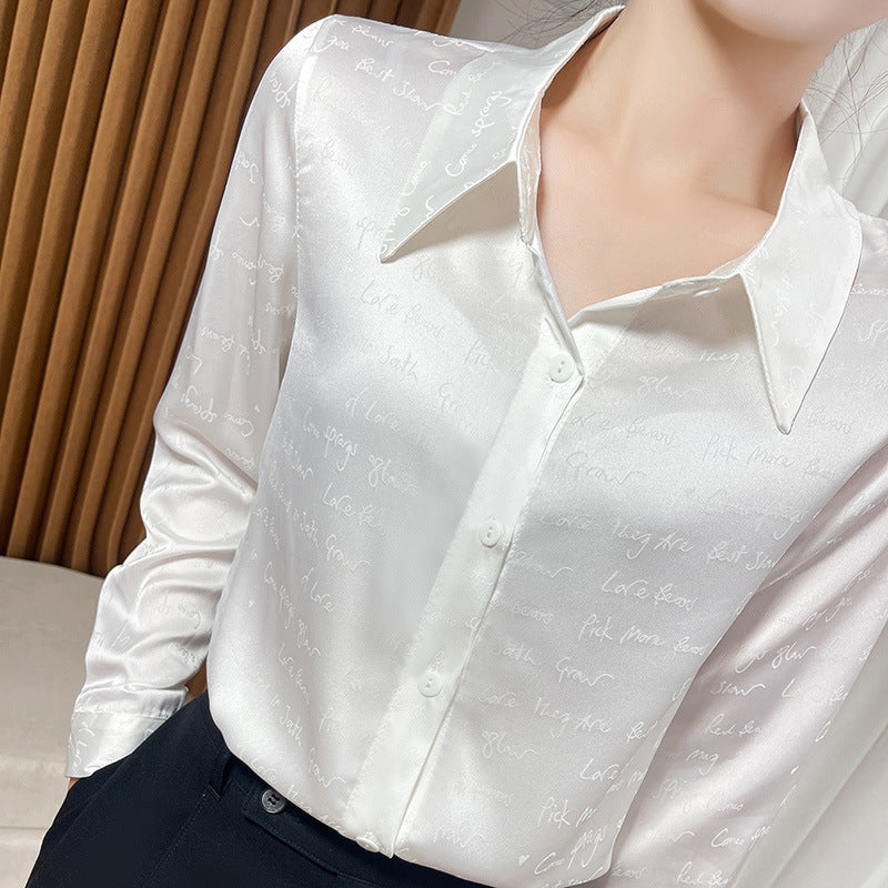 Damen Satinbluse mit zarter Jacquard‑Schrift, spitzem Hemdkragen und durchgehendem Knopfverschluss Echoarchiv