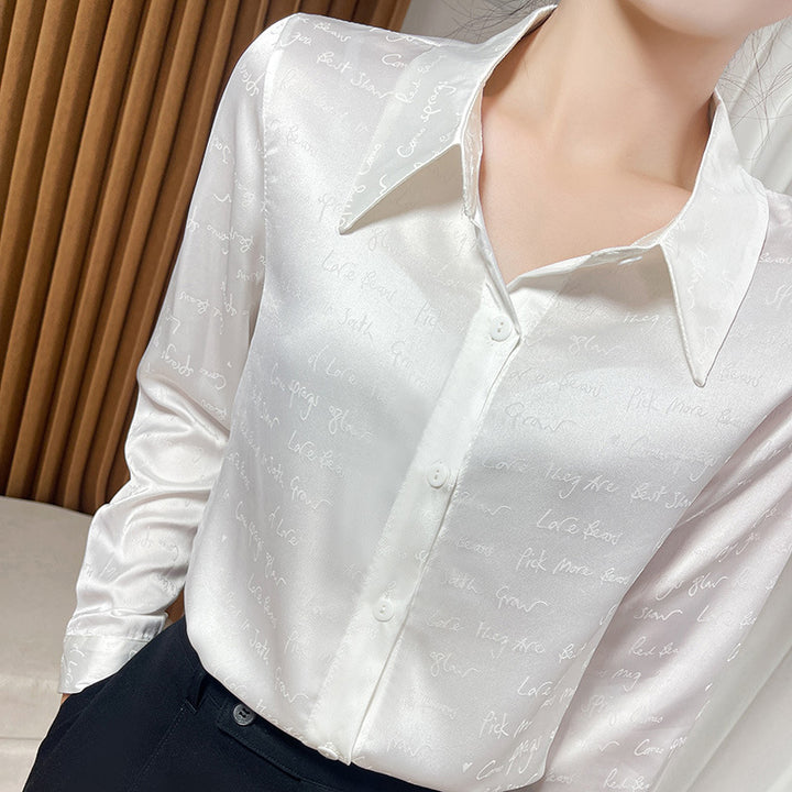 Damen Satinbluse mit zarter Jacquard‑Schrift, spitzem Hemdkragen und durchgehendem Knopfverschluss Echoarchiv