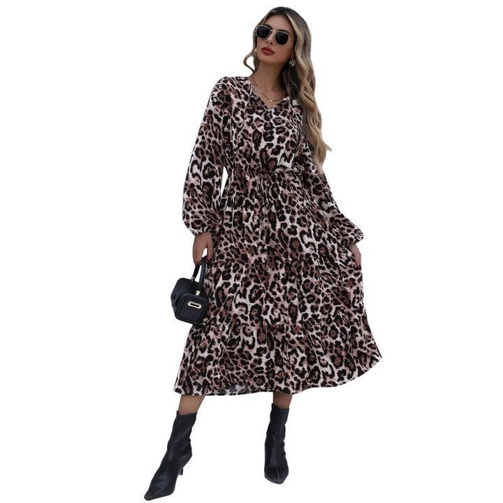Damen Midikleid Vintage-inspirierter Leoprint mit V-Ausschnitt, elastischer Taillenpasse und Glockenärmeln – Élara