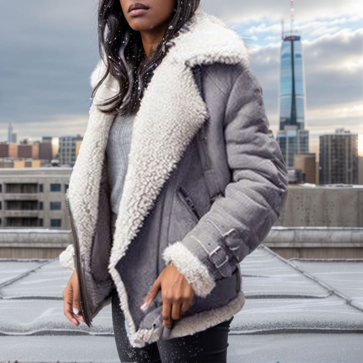Damen Kurz geschnittene Aviator-Lederjacke mit Teddyfell‑Futter und Reißverschlussdetails Echo Archiv