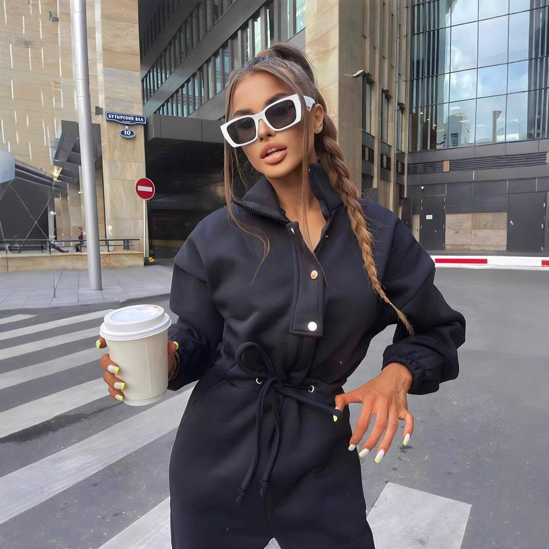 Damen taillierter Velours-Jumpsuit mit Tunnelzug Stehkragen und elastischen Bündchen – Solévia