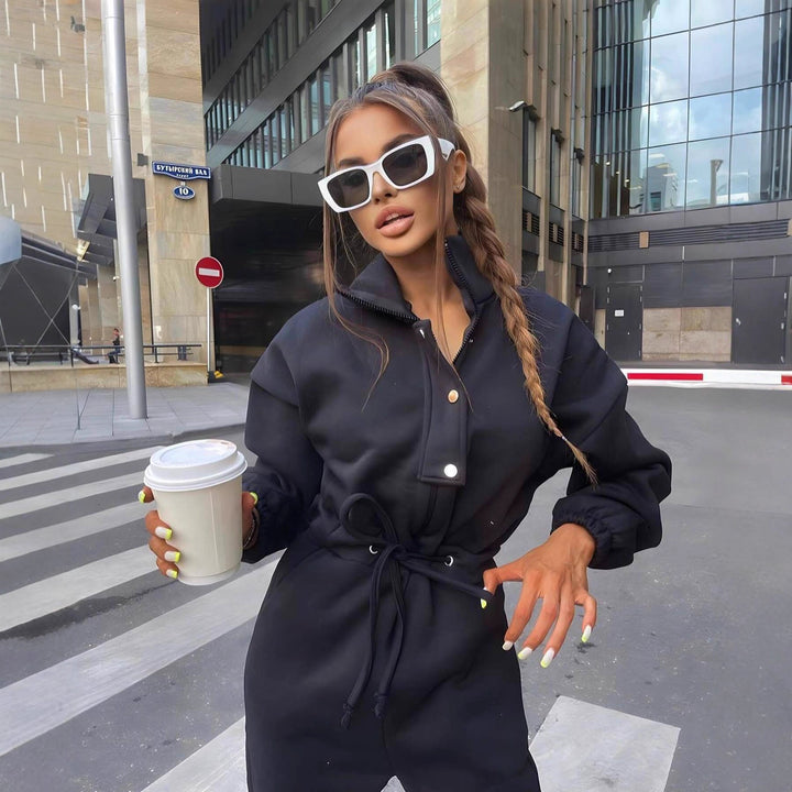 Damen taillierter Velours-Jumpsuit mit Tunnelzug Stehkragen und elastischen Bündchen – Solévia