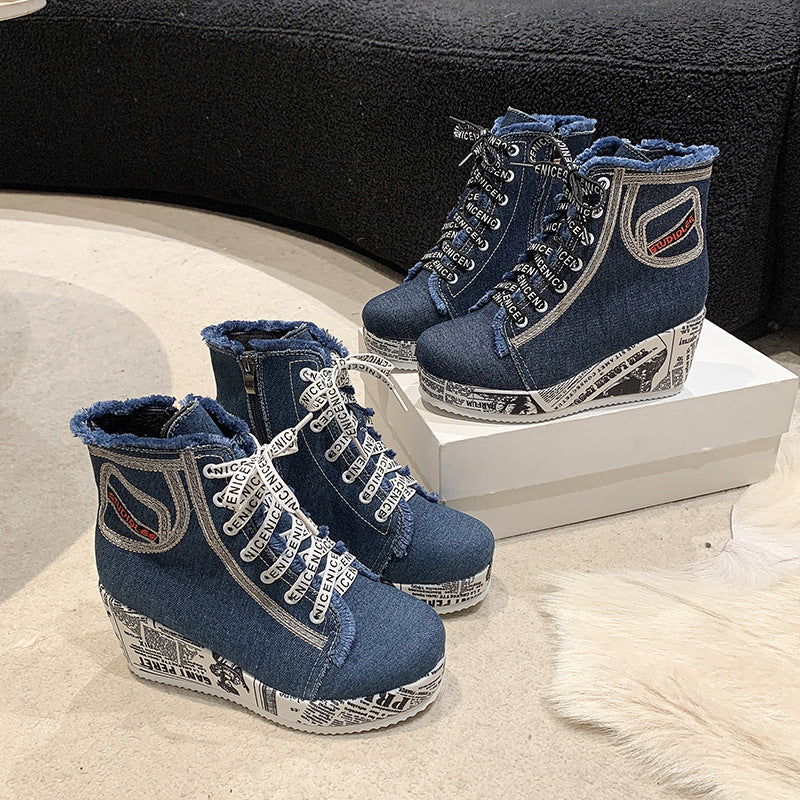 Damen nan Denim-Keilstiefelette mit Plateausohle im Zeitungsprint, Fransenabschluss und seitlichem Reißverschluss Echo Archiv