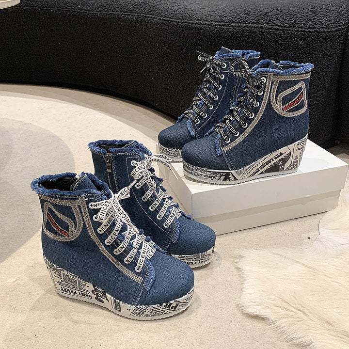 Damen nan Denim-Keilstiefelette mit Plateausohle im Zeitungsprint, Fransenabschluss und seitlichem Reißverschluss Echo Archiv