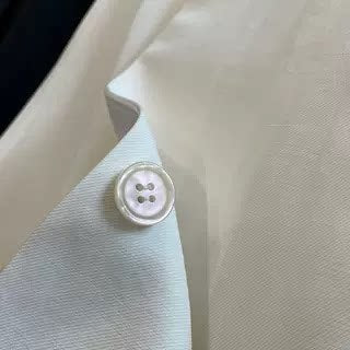 Damen Elegante Bluse mit strahlendem Knopfdetail Echoarchiv