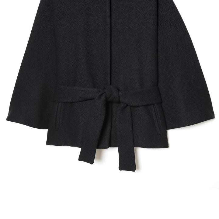Damen Kurzes Cape‑Mantel mit Stehkragen, Taillengürtel und Zierknöpfen Echoarchiv