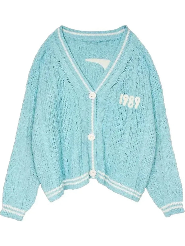Damen nan kurze gestrickte V Ausschnitt Strickjacke mit Zopfmuster und Perlmuttknöpfen Echo Archiv