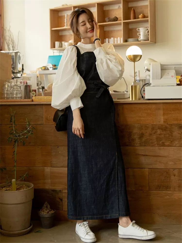 Damen Langes Jeans-Latzkleid mit eckigem Ausschnitt, Taillenband und vorderem Beinschlitz – Valéora