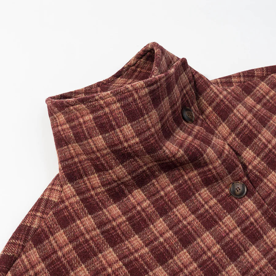 Damen boxy kurze Karo-Steppjacke mit hoher Kragenblende, asymmetrischer Knopfleiste und wattierter Innenlage – Célinea