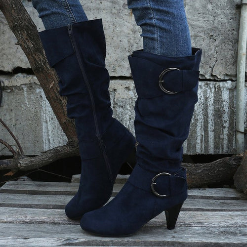 Damen Slouch‑Stiefel mit konischem Absatz, spitzer Leiste und Zierschnallen Echo Archiv