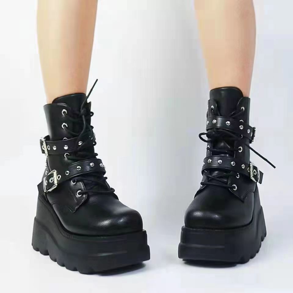 Damen nan knöchelhohe Punk-Plateau-Bikerstiefelette mit doppelten Zierriemen und markanter Profilsohle Echo Archiv