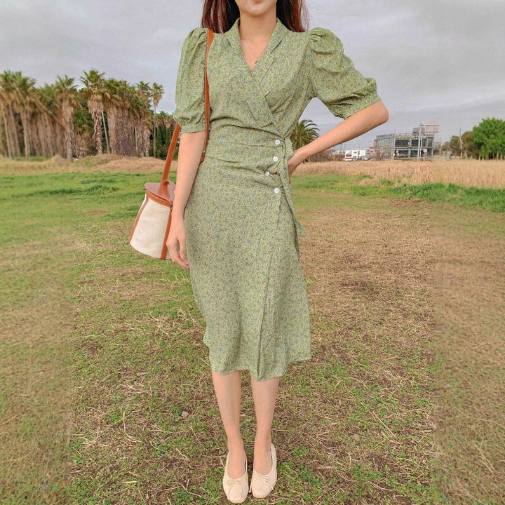 Damen Wickelkleid mit charmanten Puffärmeln und eleganten Knopfdetails Echo Archiv