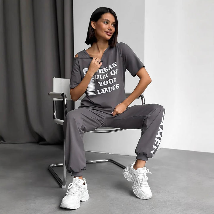Damen lässiges Lounge-Set mit Cut-Out Schulter und Statement-Print – Avérine