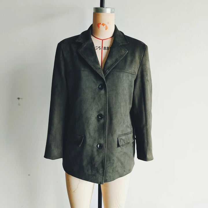 Damen kurzer Veloursleder Mantelblazer mit Reverskragen und aufgesetzten Pattentaschen – Célinea