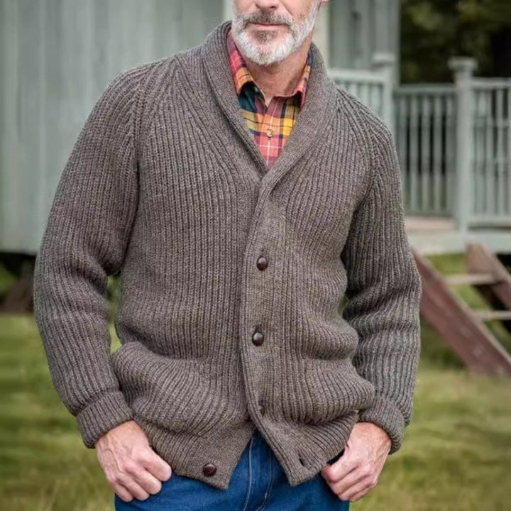 Herren grob gestrickter Cardigan mit praktischen Taschen und modernem V-Ausschnitt Echoarchiv
