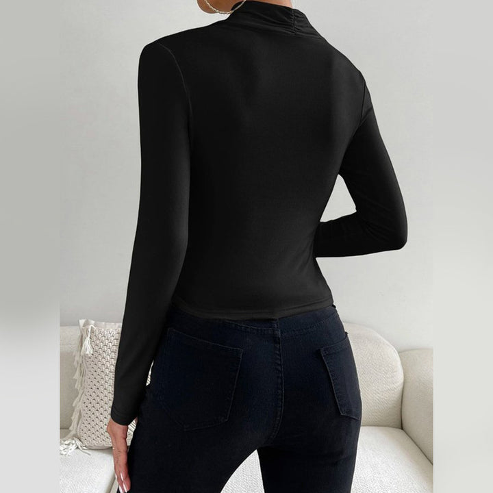Damen Enganliegendes Langarmshirt mit Wickelkragen und seitlicher Raffung – Avérine