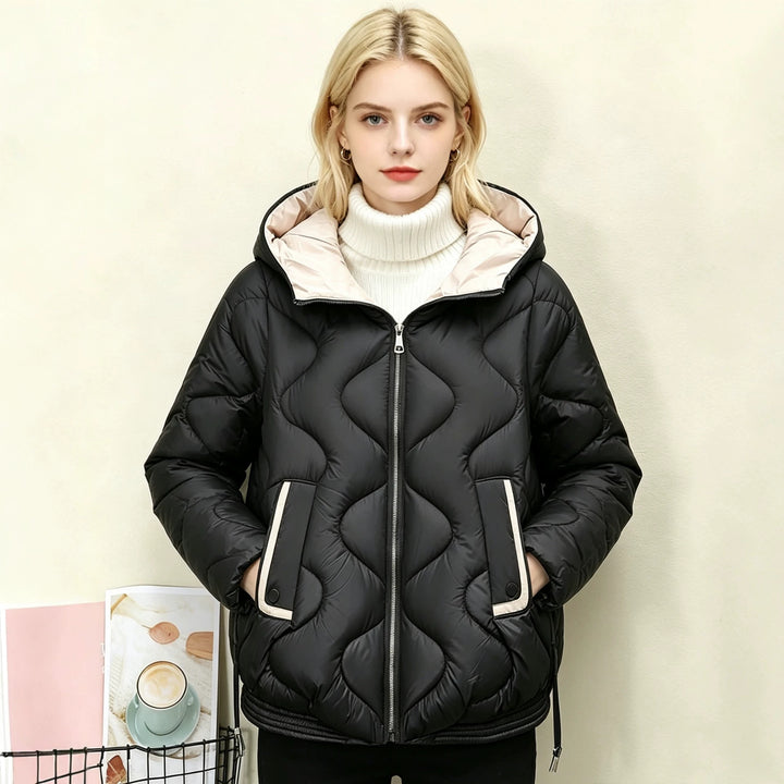 Damen wattierte Kurzjacke mit organischer Herzsteppung, abgerundetem Saum und paspelierten Pattentaschen – Célinea