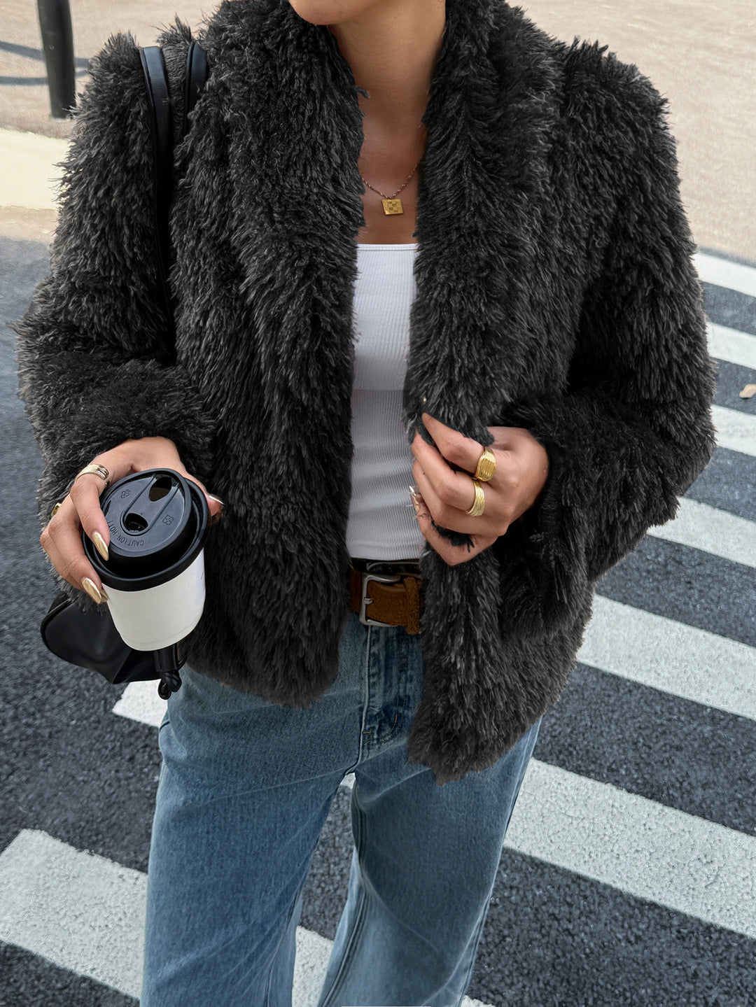 Damen flauschiger Teddy-Mantel mit Oversize-Schalkragen, kurzer Länge und geradem Schnitt – Montévia