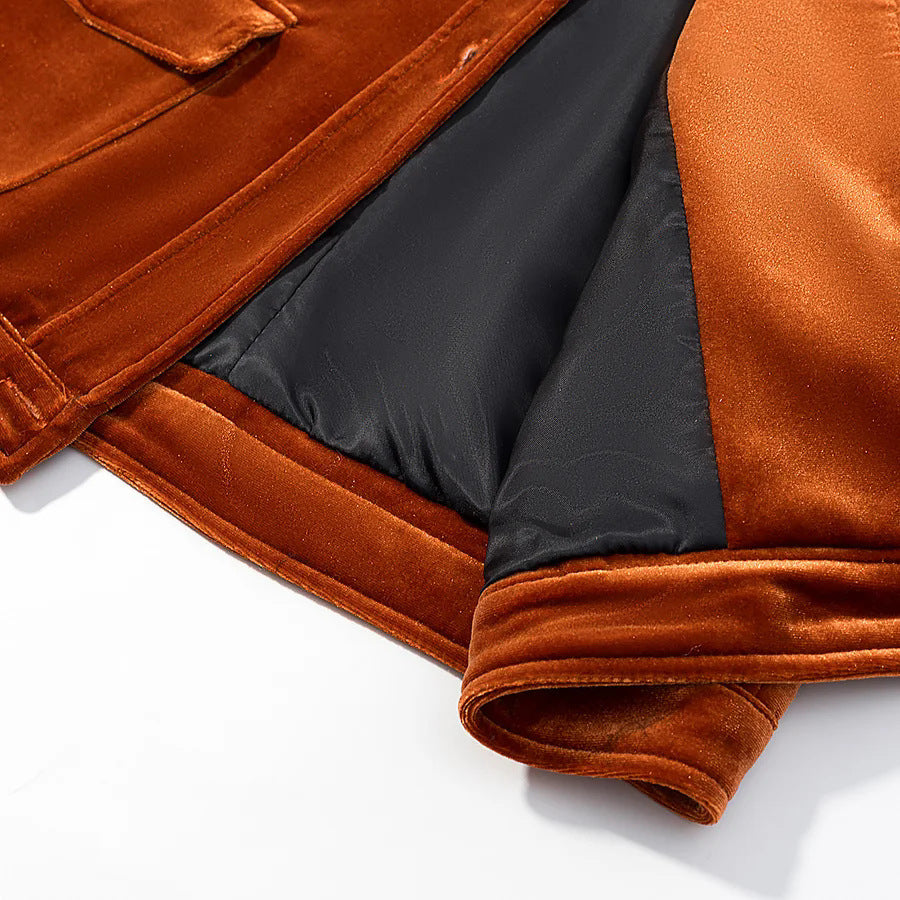 Damen kurz geschnittene Samtjacke mit goldknöpfen Pattentaschen und Hemdkragen – Célinea