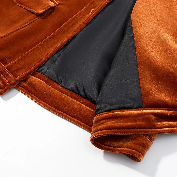 Damen kurz geschnittene Samtjacke mit goldknöpfen Pattentaschen und Hemdkragen – Célinea