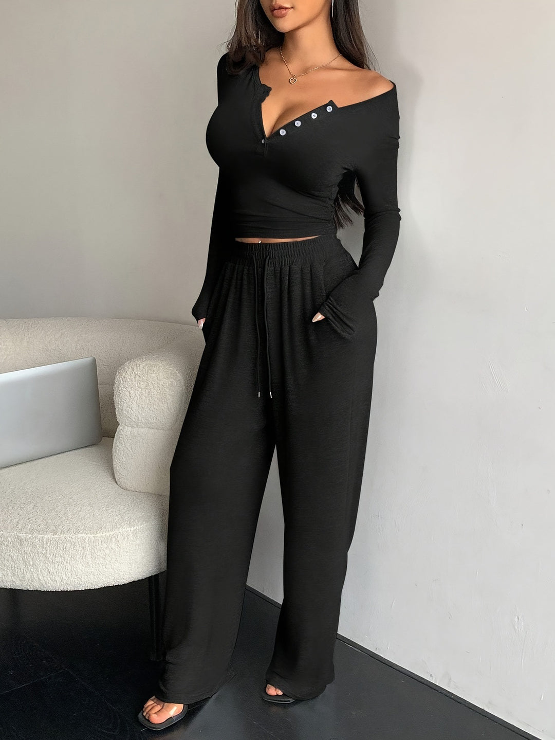 Damen Casual Rippstrick Lounge-Set mit Off-Shoulder Henley-Oberteil und weit geschnittenen Jogginghosen – Élanora