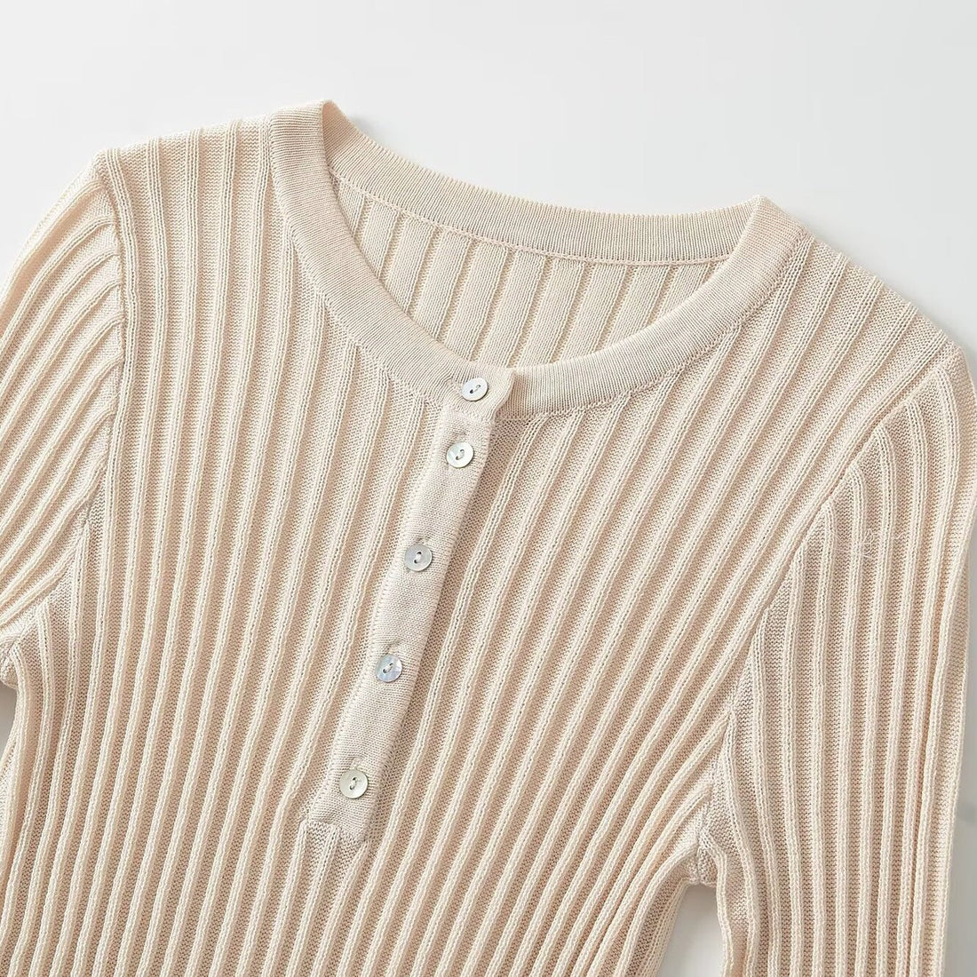 Damen Figurbetontes geripptes Langarm-Feinstrickshirt mit Henley-Knopfleiste Echoarchiv