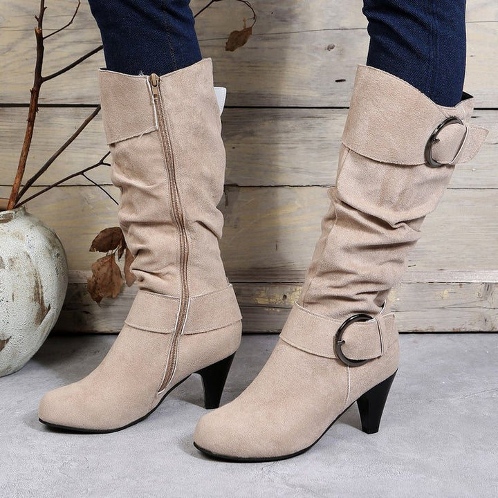Damen Slouch‑Stiefel mit konischem Absatz, spitzer Leiste und Zierschnallen Echo Archiv