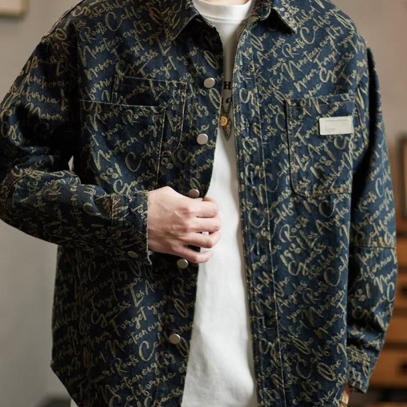 Herren Jeansjacke mit modernem Schriftmuster und praktischen Taschen Echoarchiv