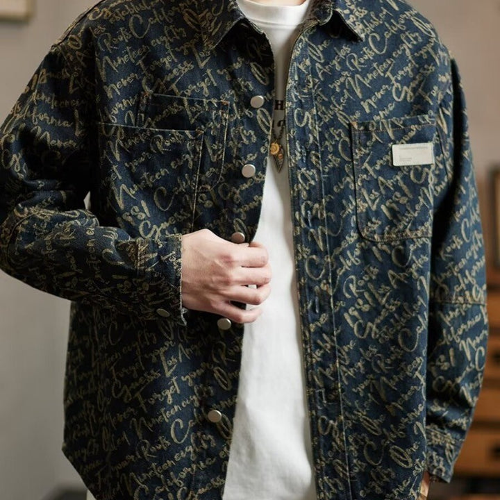 Herren Jeansjacke mit modernem Schriftmuster und praktischen Taschen Echoarchiv