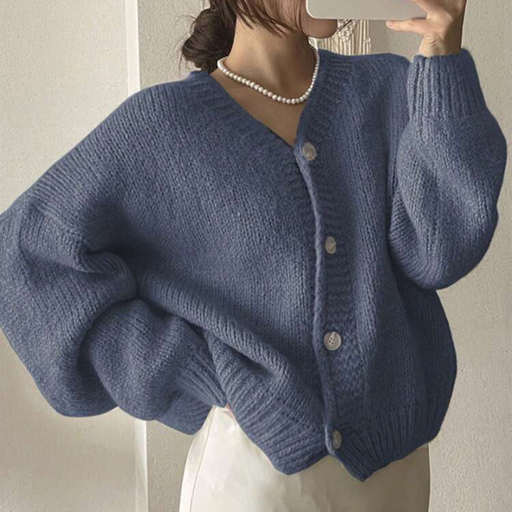 Damen Oversize-Strickjacke mit tiefem V-Ausschnitt, Ballonärmeln und Zierknopfleiste – Célinea