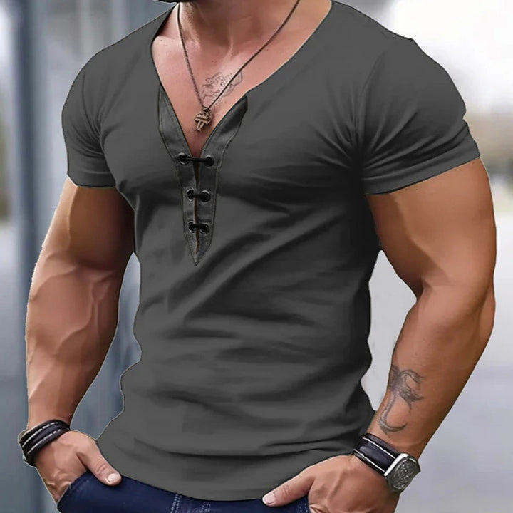 Herren Trendiges Kurzarmshirt mit dekorativem V-Ausschnitt und Knopfdetails Echoarchiv