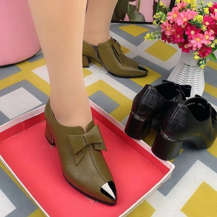Damen nan elegante Pumps mit spitzer Metallkappe, dekorativer Schleife, seitlichem Reißverschluss und mittelhohem Blockabsatz Echo Archiv