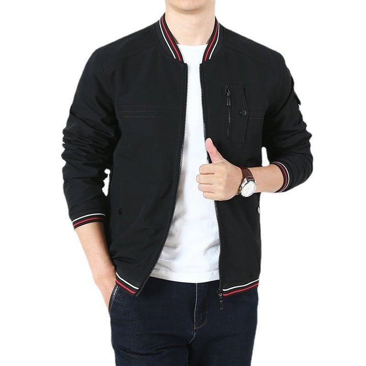 Herren Leichter Bomberblouson im Retro‑Sportstil mit geripptem Kragen und Reißverschluss‑Taschendetail Echoarchiv