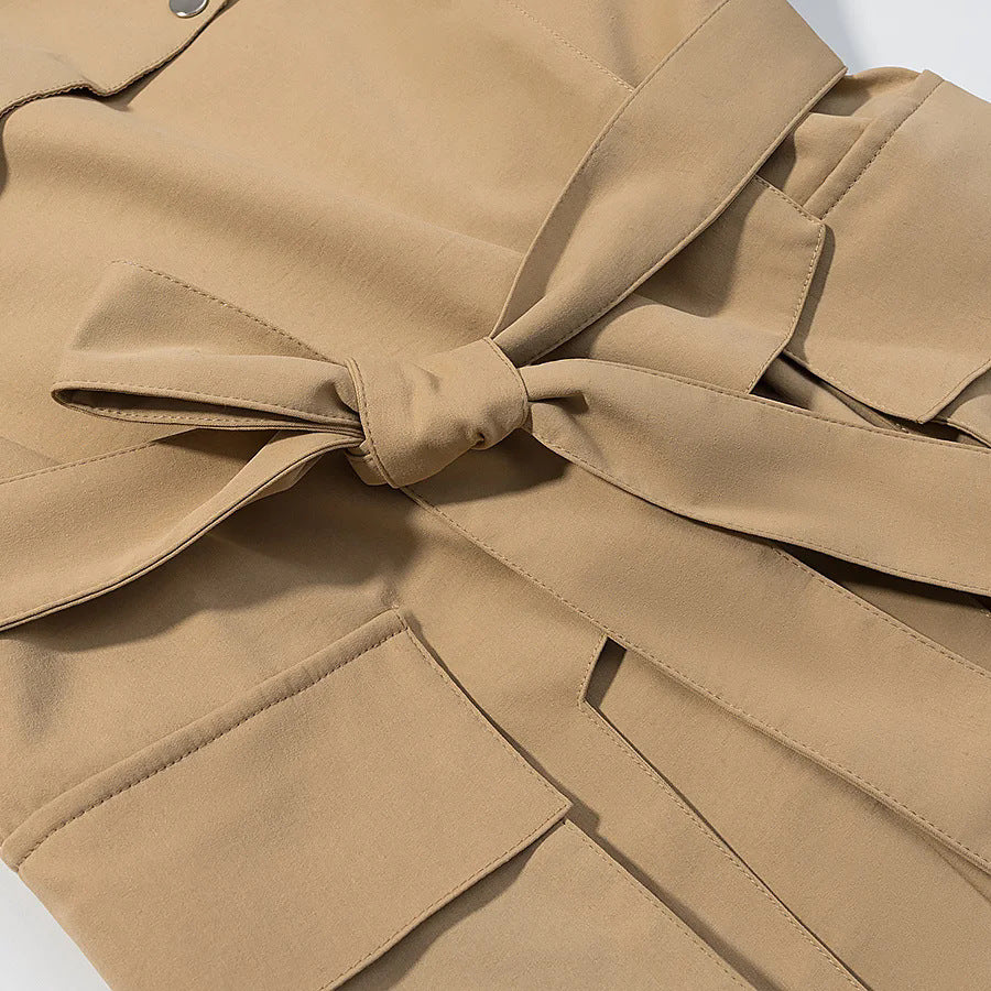 Damen taillierter Trenchparka mit Bindegürtel, asymmetrischer Blende und großen Pattentaschen – Montévia