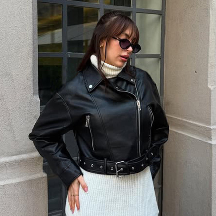 Damen nan taillierte Bikerjacke aus Kunstleder mit asymmetrischem Reißverschluss, metallischen Details und Taillengürtel Echo Archiv