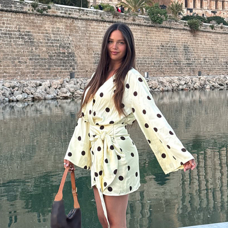 Damen Wickel-Minikleid mit V-Ausschnitt, Glockenärmeln und Polka-Dot-Print Echoarchiv