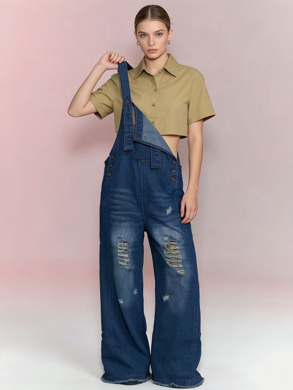 Damen nan moderne Baggy-Latzhose aus pigmentgefärbtem Stretch-Denim mit verstellbaren Trägern und sichtbaren Rissen Echo Archiv