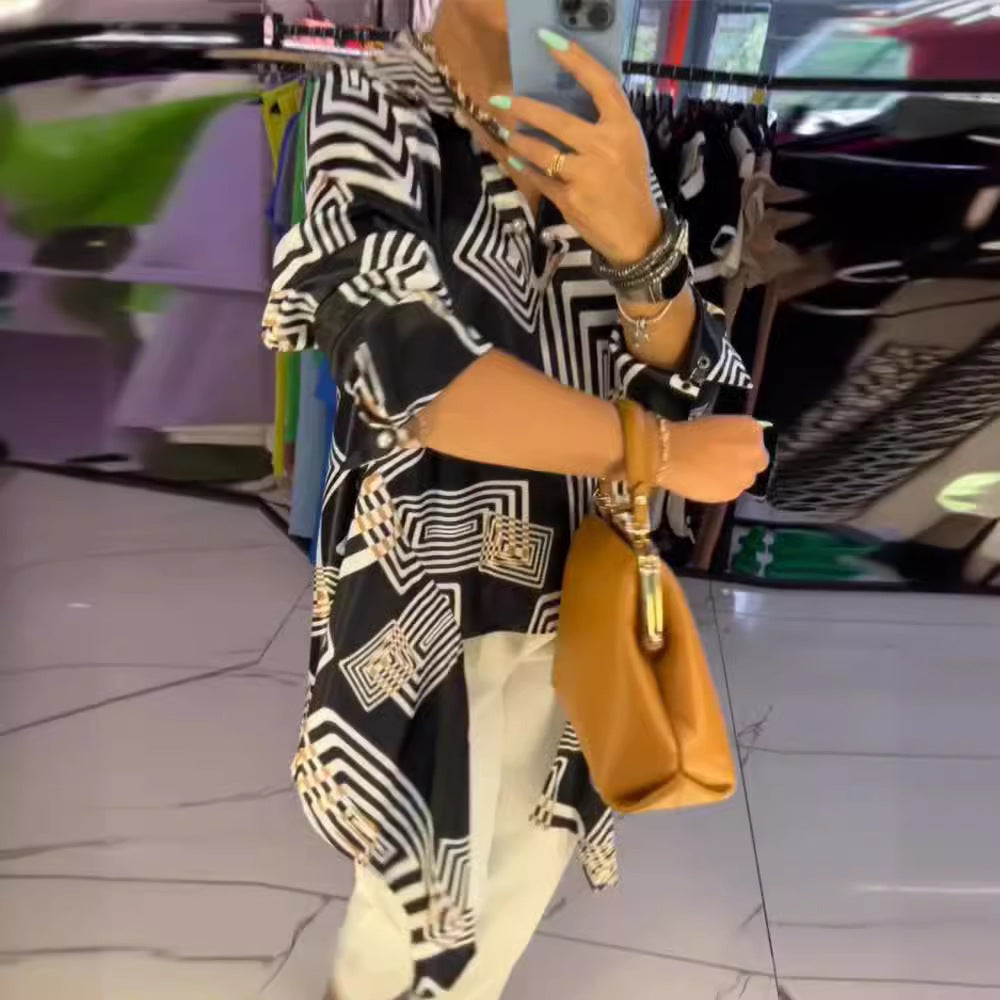 Damen nan weite Seidenoptik-Hemdbluse mit grafischem Quadratprint, asymmetrischem Zipfelsaum und Perlmuttknopfleiste Echo Archiv