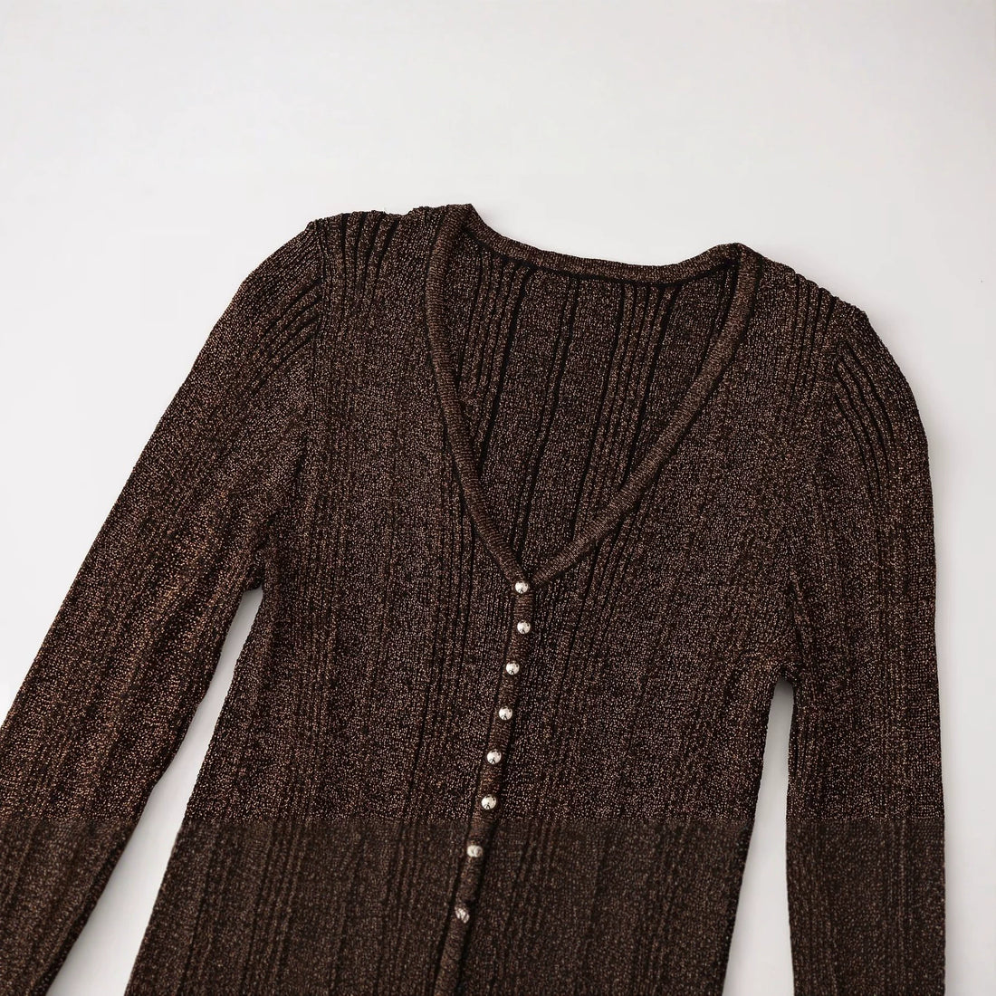 Damen Figurbetonter gerippter Feinstrick-Cardigan mit V‑Ausschnitt, Glanzfaden und Zierknopfleiste Echoarchiv