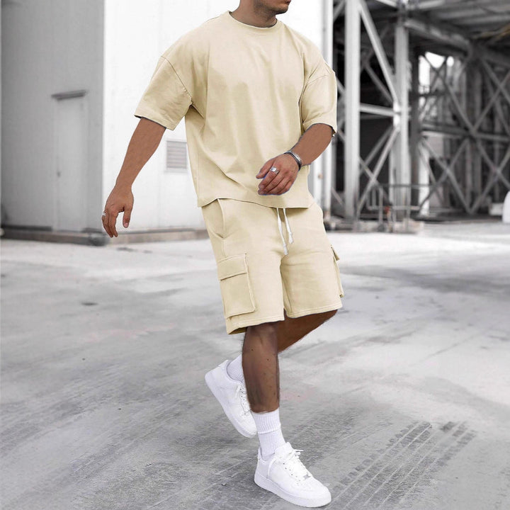 Herren lässiges Sportoutfit mit praktischen Cargo-Shorts und oversized T-Shirt Echoarchiv