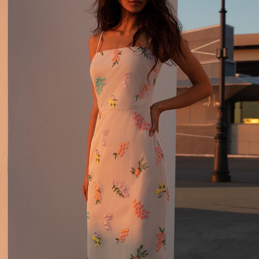 Damen Maxikleid mit floraler Handstickerei und zartem Trägerdesign Echo Archiv
