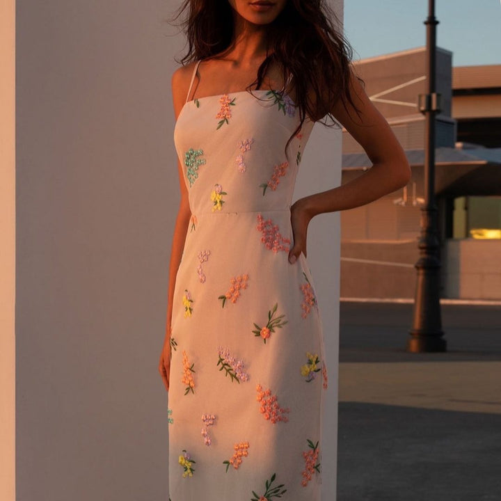 Damen Maxikleid mit floraler Handstickerei und zartem Trägerdesign Echo Archiv