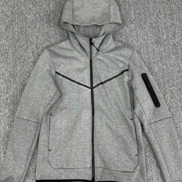 Herren sportliche Fleecejacke mit verstellbarem Kapuzenkragen und funktionalen Reißverschlusstaschen Echoarchiv