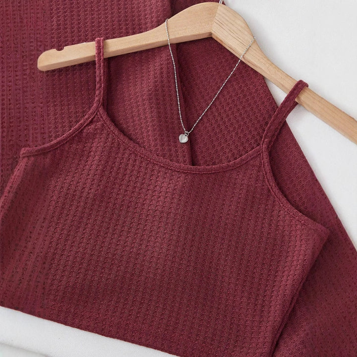 Damen Dreiteiliges Waffelstrick‑Lounge‑Set mit Cropped‑Pullover, Spaghettiträger‑Top und hochtaillierten Shorts – Élanora