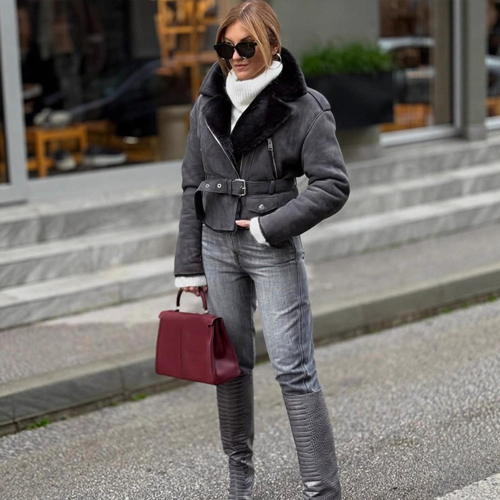 Damen Kurzjacke im Biker‑Style aus Velourslederoptik mit Teddyfutter und Taillengürtel Echoarchiv