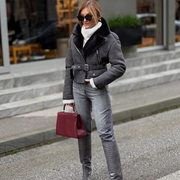 Damen Kurzjacke im Biker‑Style aus Velourslederoptik mit Teddyfutter und Taillengürtel Echoarchiv