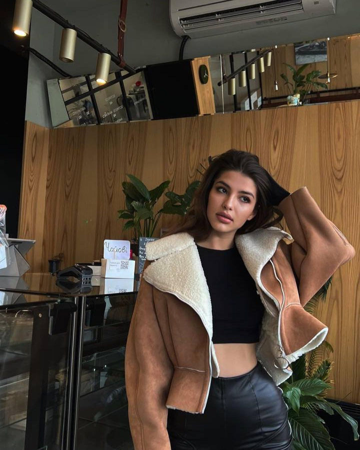 Damen Kurze Lammfellimitat-Bikerjacke mit Oversize-Kragen und asymmetrischem Reißverschluss Echoarchiv