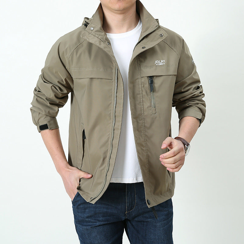 Herren Atmungsaktive Übergangs-Softshelljacke im Field‑Stil mit verdeckter Kapuze und Reißverschluss‑Brusttasche Echoarchiv